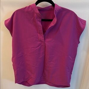 Figs Rafaela Bright Fuschia scrub top. Size small.